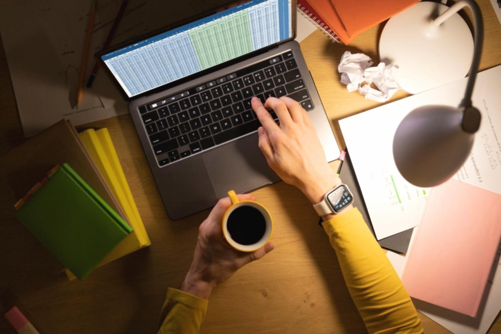 Professionelle Finanzberatung in modernem Büro